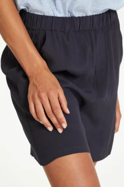 J5904, Shorts